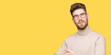 Zaman, sabırsızlık, üzgün ve kızgın son tarih gecikme için izlemek için acele işaret içinde gözlüklü genç yakışıklı iş adamı