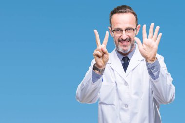 Orta yaş üst düzey ağarmış profesyonel adam gösterilen ve parmakları ile işaret izole arka plan üzerinde beyaz önlük giyen kendinden emin ve mutlu gülümseyerek süre yedi numara.