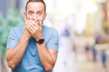 Orta yaş üzerinde izole arka plan ağız hata için elleriyle kapsayan şok ağarmış komuta sizde. Gizli kavramı.
