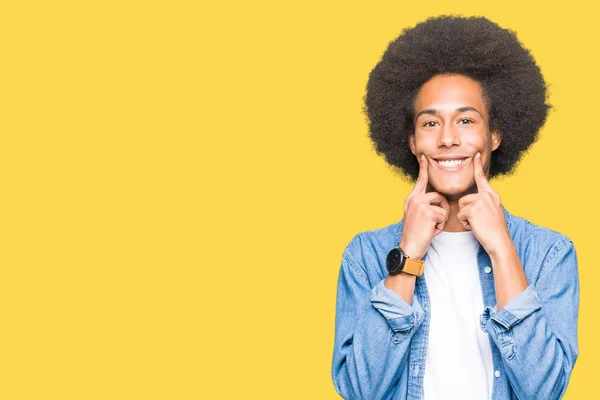 Unga Afroamerikanska Man Med Afrohår Leende Med Öppen Mun Fingrar — Stockfoto