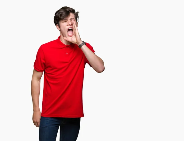Jonge Knappe Man Met Rode Shirt Geïsoleerde Achtergrond Schreeuwen Schreeuwen — Stockfoto
