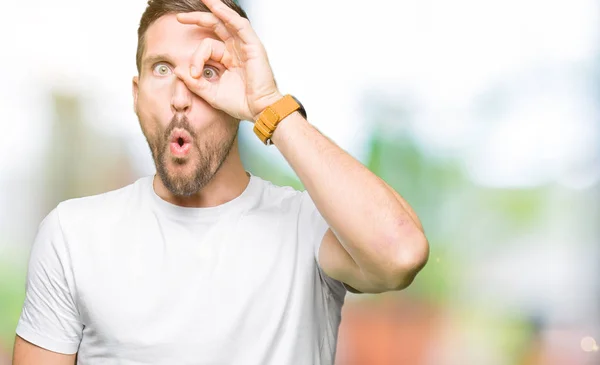 Hombre Guapo Vistiendo Camiseta Blanca Casual Haciendo Gesto Bien Sorprendido —  Fotos de Stock