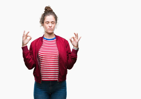 Hermosa Morena Pelo Rizado Joven Con Una Chaqueta Sobre Fondo — Foto de Stock