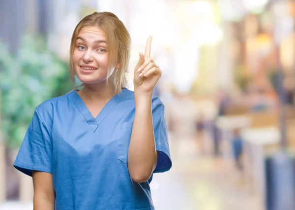 Junge Kaukasische Krankenschwester Chirurgenuniform Über Isoliertem Hintergrund Mit Erhobenem Zeigefinger — Stockfoto