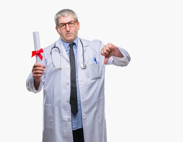 Przystojny Doktor Starszy Człowiek Posiadający Stopień Papieru Białym Tle Gniewną — Zdjęcie stockowe