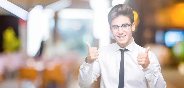 Młody Biznes Człowiek Okularach Białym Tle Powodzenie Znak Robi Pozytywny — Zdjęcie stockowe