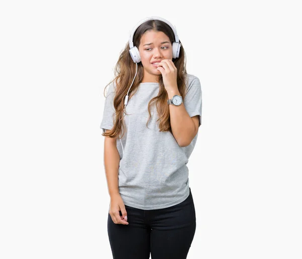 Νέα Όμορφη Γυναίκα Φορώντας Ακουστικά Ακούγοντας Μουσική Πάνω Από Απομονωμένο — Φωτογραφία Αρχείου