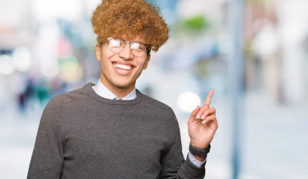 Unga Stiliga Affärsman Med Afrohår Som Bär Glasögon Med Ett — Stockfoto