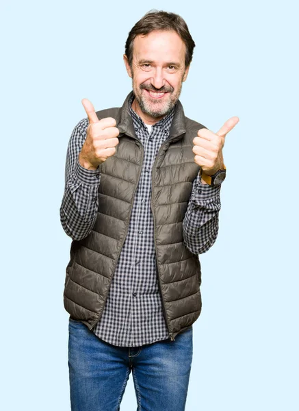 Μέση Ηλικία Όμορφος Άνδρας Φορώντας Χειμώνα Γιλέκο Σημάδι Επιτυχίας Κάνει — Φωτογραφία Αρχείου