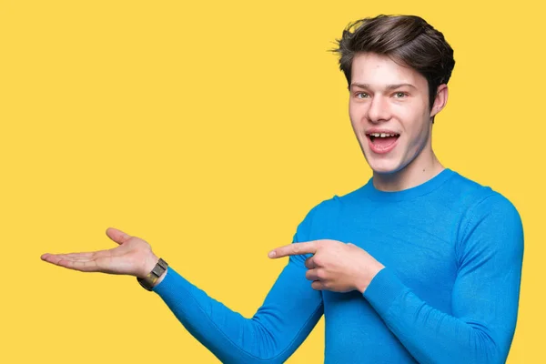 Ung Vacker Man Klädd Blå Tröja Över Isolerade Bakgrund Förvånade — Stockfoto