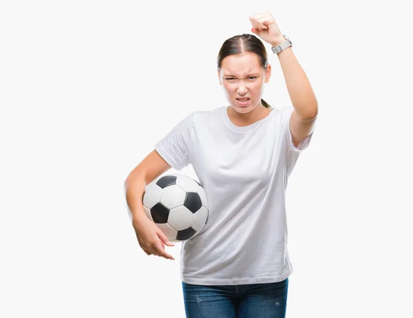 サッカー サッカー ボールの分離背景腹上と狂気と怒り概念の上げられた手で叫んで 怒りと不満の叫びを保持している若い美しい白人女性 — ストック写真