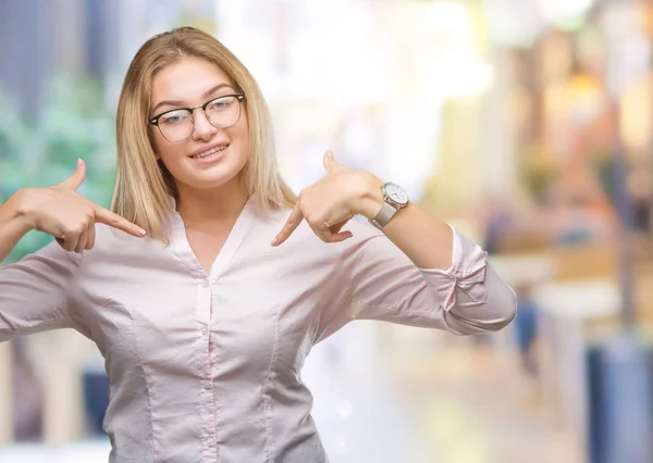 Jonge Kaukasische Zakenvrouw Bril Geïsoleerde Achtergrond Zoek Vertrouwen Met Glimlach — Stockfoto