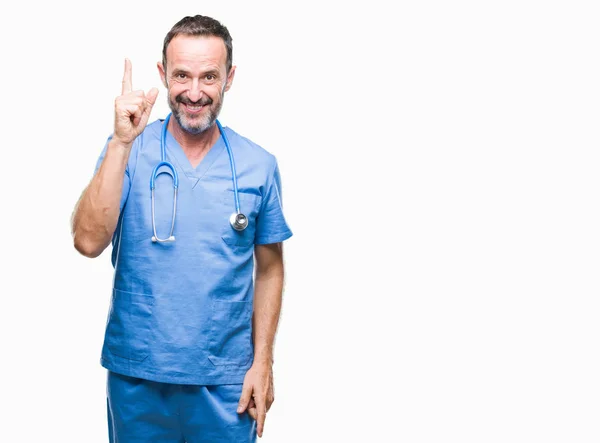 Středním Věku Otřepané Vedoucí Lékař Muž Uniformě Zdravotní Nad Izolované — Stock fotografie
