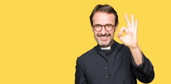 Orta Yaş Rahip Adam Parmaklar Işaretiyle Yapıyor Olumlu Gülümseyen Katolik — Stok fotoğraf