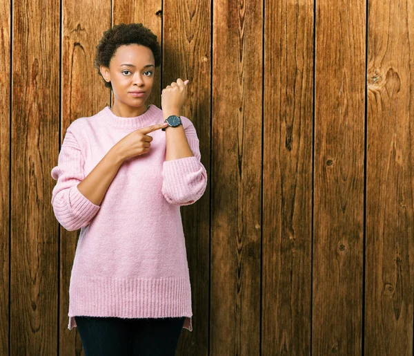 Hermosa Joven Afroamericana Mujer Sobre Fondo Aislado Prisa Apuntando Ver —  Fotos de Stock