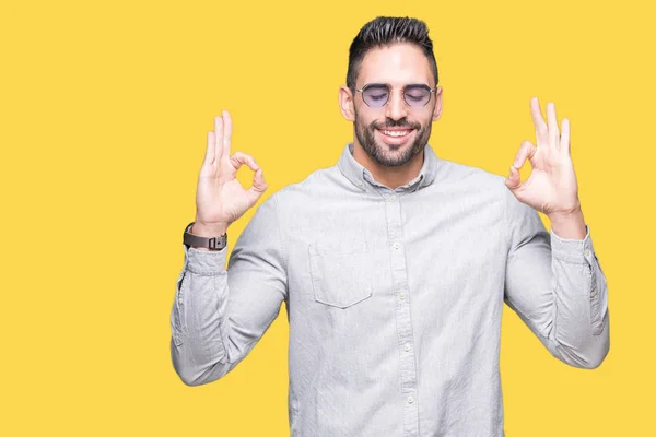 Joven Hombre Guapo Con Gafas Sol Sobre Fondo Aislado Relajarse — Foto de Stock