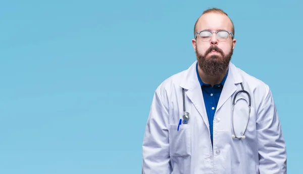 Junger Kaukasischer Arzt Medizinischem Weißen Mantel Über Isoliertem Hintergrund Der — Stockfoto