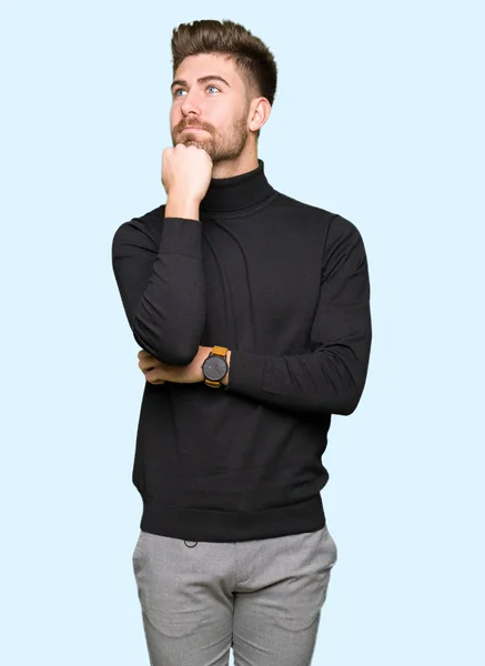 Młoda Blond Przystojny Mężczyzna Noszenia Sweter Zimowy Ręką Podbródek Myślenia — Zdjęcie stockowe