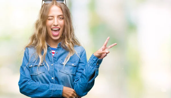 Linda Jovem Loira Usando Óculos Sol Sobre Fundo Isolado Sorrindo — Fotografia de Stock