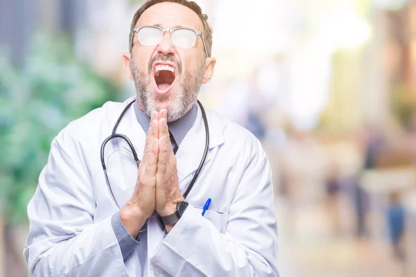 Hombre Médico Edad Madura Con Uniforme Médico Aislado Mendigando Rezando — Foto de Stock