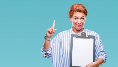 Üst düzey beyaz iş kadın holding Pano üzerinde arka plan ile bir fikir ya da gülen yüz, bir numara ile parmak işaret soru sürpriz izole