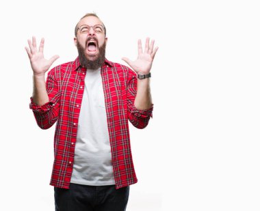 Üzerinde gözlük takan Genç beyaz hipster adam arka plan deli izole ve deli bağırarak ve agresif ifade ve silah kaldırdı bağırıyor. Hayal kırıklığı kavramı.