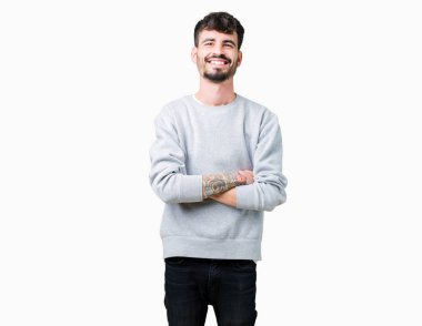 Üzerine tişört giyen genç yakışıklı adam mutlu yüz ile gülümseyerek kameraya seyir silah geçti arka plan izole. Olumlu bir kişi.