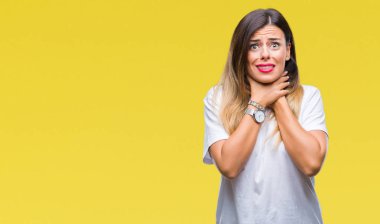 Genç güzel kadın rahat beyaz t-shirt üzerinde arka plan bağırarak izole ve çünkü boğmak acı kendi ellerimle öldürürüm. Sağlık sorunu. Yaralarından ve intihar kavramı.