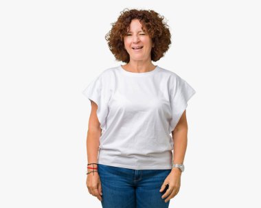Seksi bir ifadeyle, neşeli ve mutlu yüzünü kameraya bakarak göz kırpıyor izole arka plan üzerinde beyaz t-shirt giyen kadın güzel orta ager kıdemli.