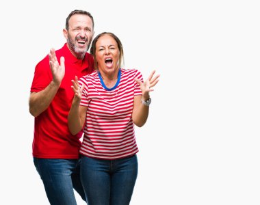 Orta yaş İspanyol çift izole arka plan çılgın ve kızgın bağırarak ve agresif ifade ve silah kaldırdı bağırmaya aşık. Hayal kırıklığı kavramı.