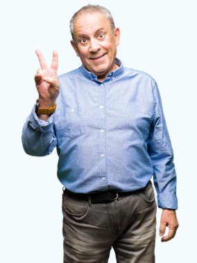 Yakışıklı üst düzey Businesss adam zarif gömlek gülümseyen mutlu yüz ile fotoğraf makinesi zafer işareti yapıyor göz kırpıyor. İki numara.