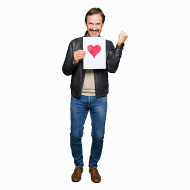 Kağıt ile gurur çığlık ve zafer ve başarı çok heyecanlı, kutlama kırmızı kalp tutan yakışıklı orta yaş erkek duygu tezahürat