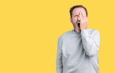 Bir kazak izole üzerinde giyen yakışıklı orta yaş üst düzey adam arka plan yumruk savunma hareketi, kızgın ve üzgün yüz, sorunu korkuyor ile savaşmaya hazır