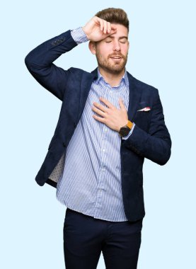 Genç yakışıklı bussines adam alin hastalık ve ateş, grip ve soğuk, virüs hasta için dokunmak