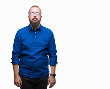 Üzerinde gözlük takan Genç beyaz hipster adam arka yüzünde ciddi bir ifade ile izole. Basit ve doğal kameraya bakıyor.