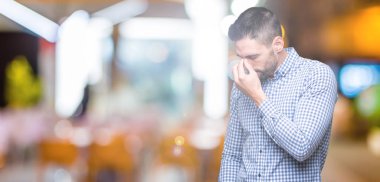 İzole arka burun ve göz yorgunluğu ve baş ağrısı duygu sürtünme yorgun genç yakışıklı adam. Stres ve hayal kırıklığı kavramı.