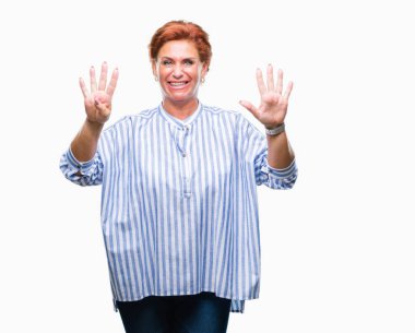 Atrractive üst düzey beyaz Kızıl saçlı kadın gösterilen ve parmakları ile işaret izole arka plan üzerinde numara 9 kendinden emin ve mutlu gülümseyerek süre.