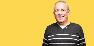 Yüzünde mutlu ve güzel bir gülümseme ile kış çizgili süveter giymiş yakışıklı komuta sizde. Şanslı kişi.