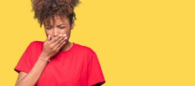 Güzel genç Afro-Amerikan kadın izole arka plan üzerinde el ile ağız kapsayan yorgun esneme sıkılmış. Restless ve uyku hali.