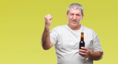 Yakışıklı komuta sizde içki bira şişesi üzerinde izole arka plan ile öfke, çılgın ve yükseltilmiş eliyle diye bağıran rahatsız ve hayal kırıklığına uğramış öfke kavramı bağırarak