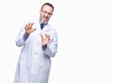 Orta yaş üst düzey ağarmış profesyonel adam izole arka plan üzerinde beyaz önlük giyen tiksinti ifadesi, memnun ve korkulu tiksinti yüz yapıyorsun çünkü nefret tepki. Elleriyle kaldırdı. Sinir bozucu kavramı.