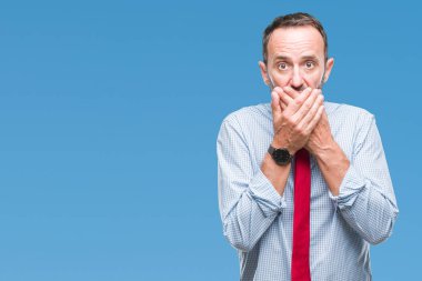 Üzerinde kırmızı kravat giyen orta yaş ağarmış üst düzey iş adam arka plan ağız hata için elleriyle kapsayan şok izole. Gizli kavramı.
