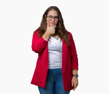 Artı boyutu genç iş kadını güzel üzerinde şık ceket ve gözlük takıyor emin çapraz kollar ve çeneme kaldırdı el ile gülümseme ile kameraya bakarak arka plan izole. Pozitif düşünce.