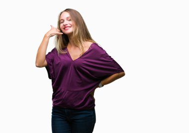 Genç güzel sarışın zarif kadın yapıyor gülümseyen izole arka plan üzerinde telefon hareketi ile el ve parmak telefonda konuşuyor gibi. Kavramları iletişim.