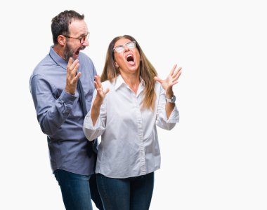 Orta yaş İspanyol çift çılgın ve kızgın bağırarak ve agresif ifade ve silah kaldırdı bağırmaya izole arka plan üzerinde gözlük takan aşık. Hayal kırıklığı kavramı.