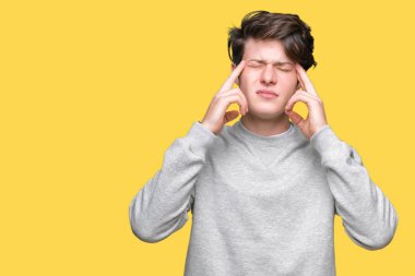 Çünkü üzerinde sweatshirt giyen genç yakışıklı sportif adam arka plan baş baş ağrısı için el ile izole stres. Migren muzdarip.