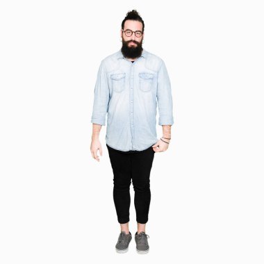 Uzun saç ve sakal gözlüklü genç hipster adamla depresif ve kızgın ve korkmuş ağlıyor sıkıntı için endişeleniyorum. Üzgün ifade.