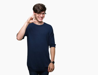 İzole arka plan gülümseyen ve süre seyir ve kamera boyutu işaret parmaklarıyla yapıyor el ile kendinden emin eller üzerinde gözlük takan yakışıklı delikanlı. Ölçü kavramı.