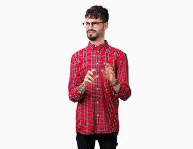 Yakışıklı delikanlı izole arka plan üzerinde gözlük tiksinti ifadesi, memnun ve korkulu tiksinti yüz yapıyorsun çünkü nefret tepki. Elleriyle kaldırdı. Sinir bozucu kavramı.