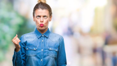 Genç güzel kadın izole arka plan yapma balık yüzüne dudaklı, çılgın ve komik bir jest. Komik ifade.